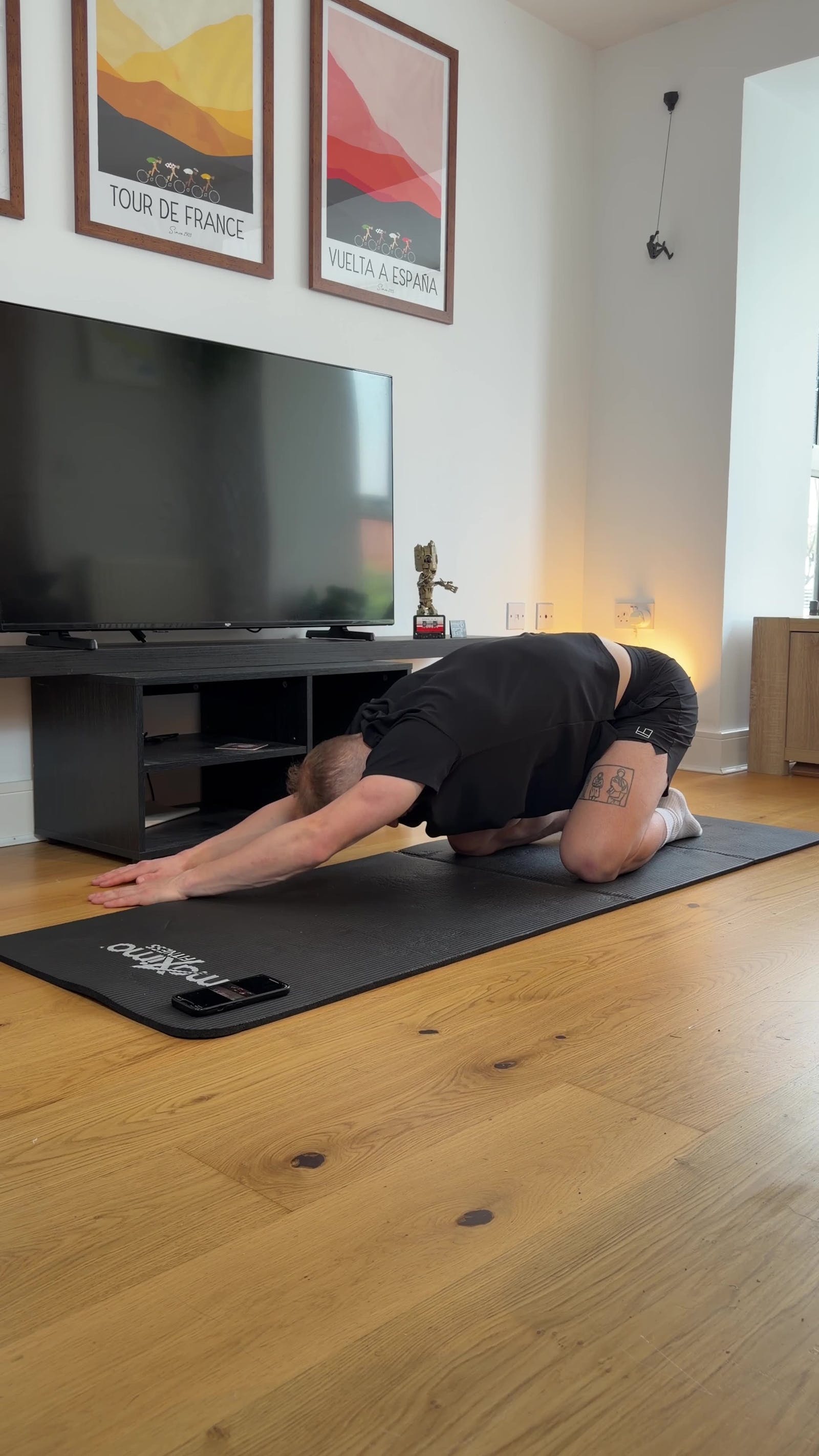 The 6 Best Stretching Apps for Desk Workers (Plus a 3-Minute Desk Routine)