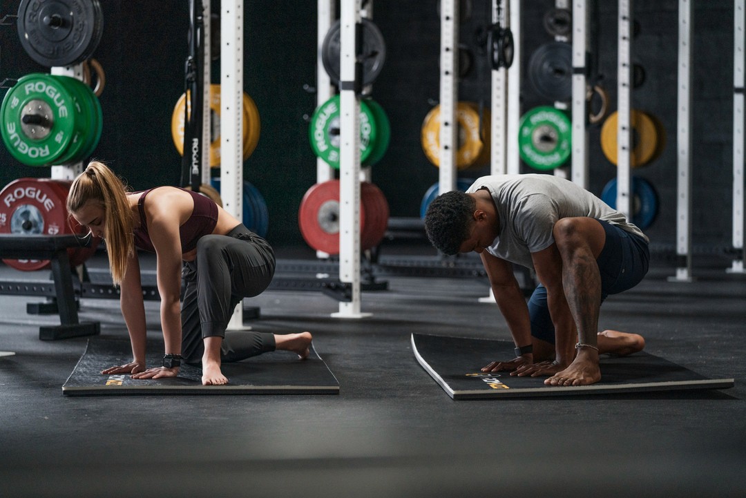 man in gym - best fitness apps for men